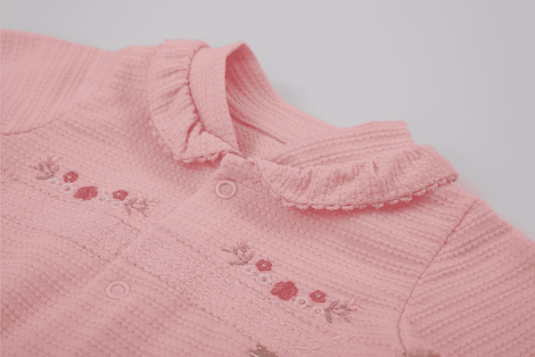 Macacão Longo Linha Presentes com Babado na Gola, Picueta e Bordado Floral Delicado Paraiso