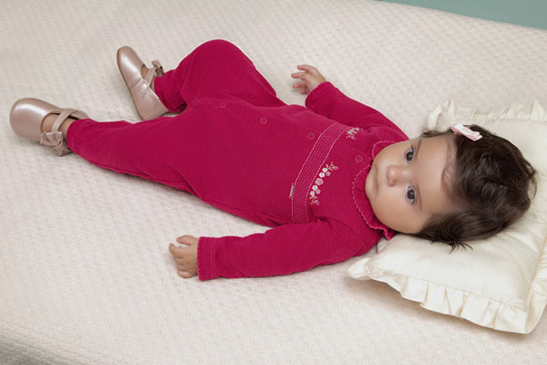 Macacão Longo Linha Presentes com Babado na Gola, Picueta e Bordado Floral Delicado Paraiso