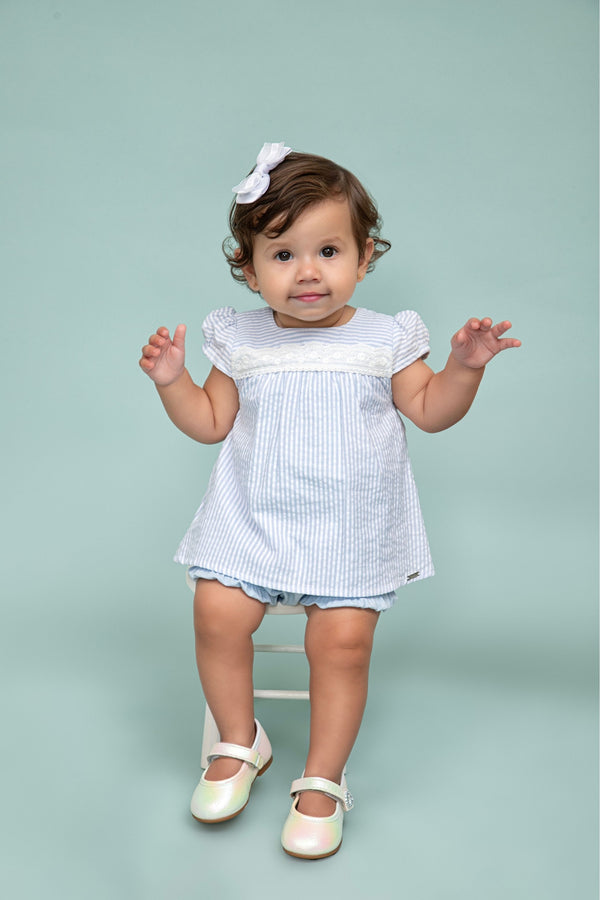 Macacão Curto em Tecido Anarruga com Broderie, Decote V Rendado e Shorts Embutido Confortável Paraiso