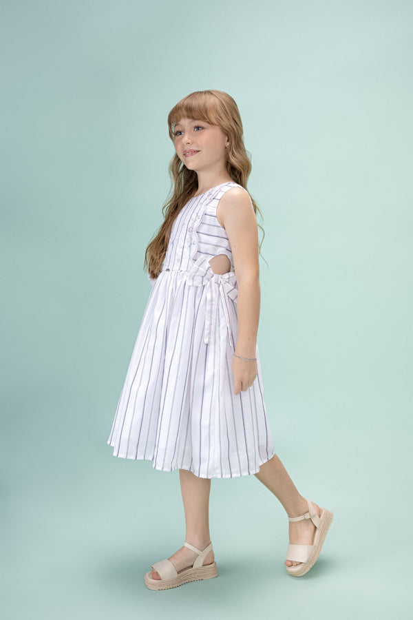 Vestido Tricoline com Bordado Elegante, Recortes Vazados Laterais com Laços Decorativos Paraiso