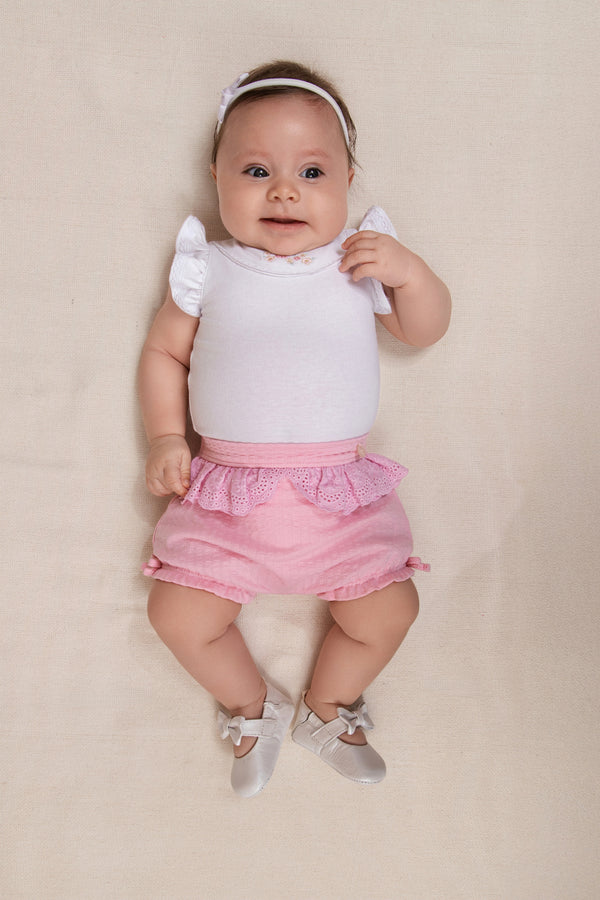 Conjunto Baby Feminino Body Manga Babado com Bordado e Shorts Tricô Canelado