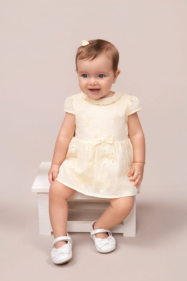 Macacão Curto Bebê Efeito Vestido Malha Conforto com Laise e Laço Bordado