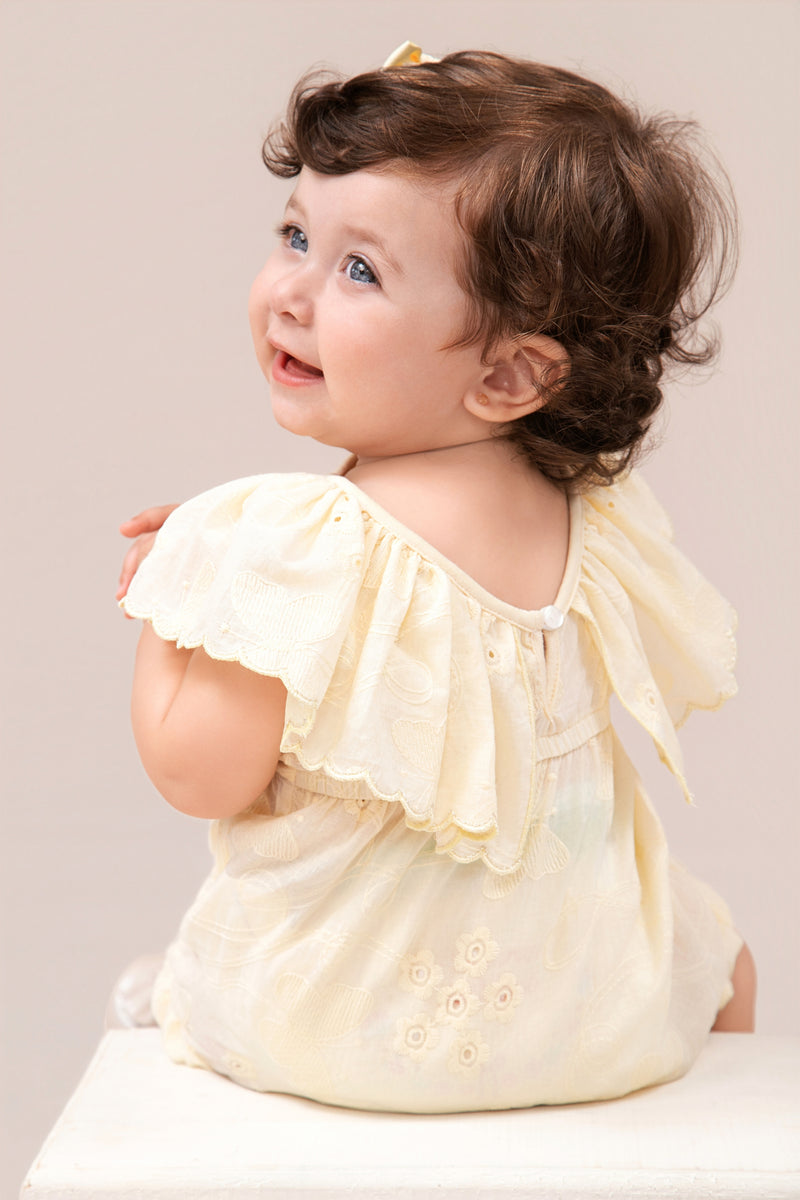 Macacão Curto Bebê Feminino Lese Bordada com Babado nos Ombros e Franzido - Image 2