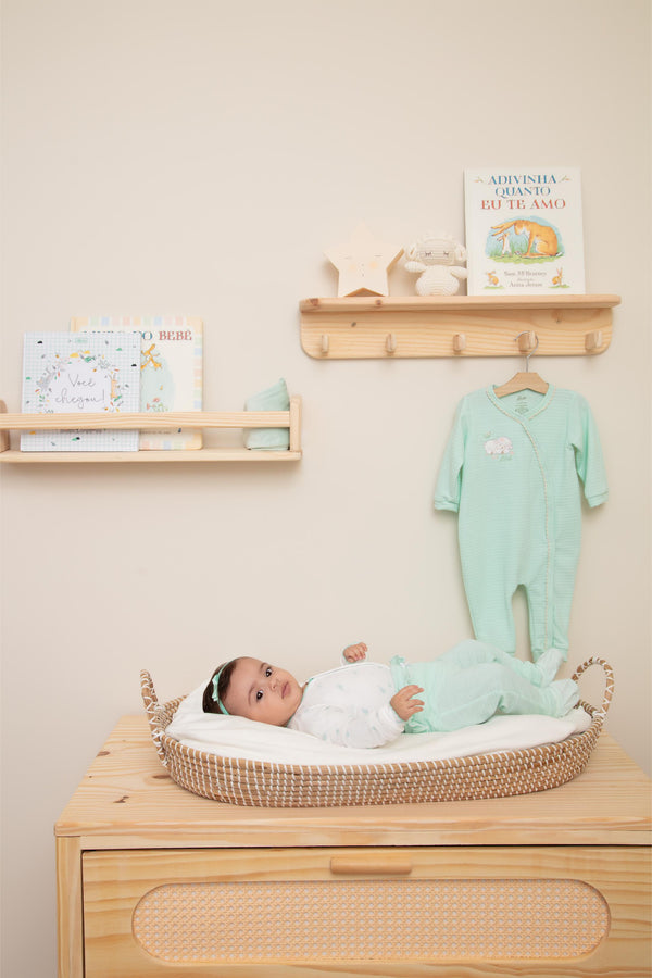 Conjunto Baby Longo de Body em Malha Estampada com Picueta e Calça em Malha Trabalhada com Babadinho Letut