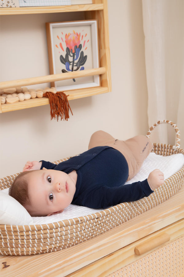Conjunto Baby Longo de Body em Malha Trabalhada com Calça Confortável e Bordado Lúdico Letut