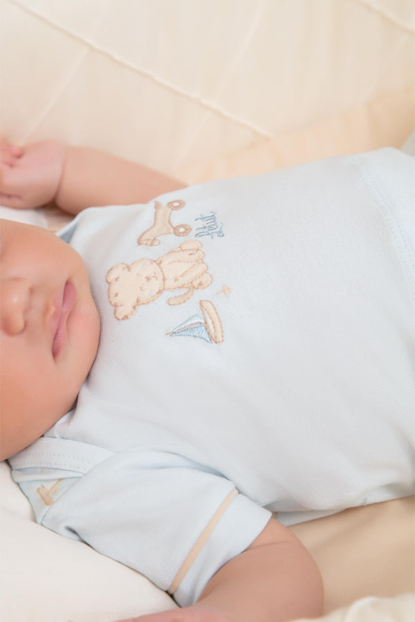 Macacão Curto em Malha Conforto com Gola Expansível e Detalhe Bordado Lúdico Letut