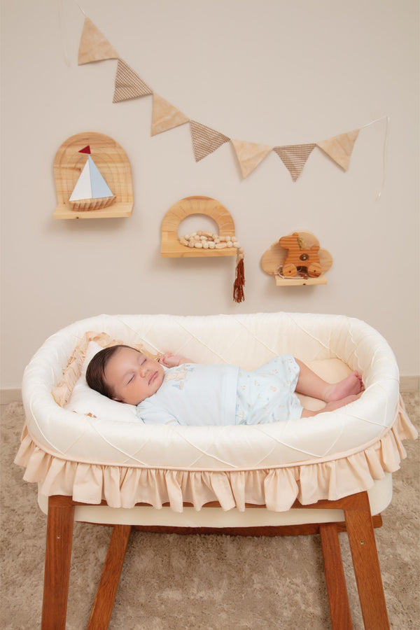 Macacão Curto em Malha Conforto com Gola Expansível e Detalhe Bordado Lúdico Letut