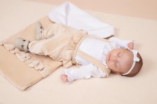 Saída Maternidade Plush com Saco de Dormir Forrado, Body com Lese e Calça com Alças Removíveis Paraiso