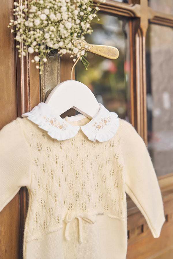 Macacão Longo Tricô Trabalhado com Gola Bordada, Laço e Abertura nas Costas Paraiso