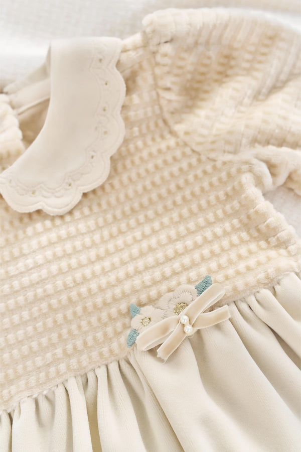 Vestido Plush Quadriculado e Liso com Gola Bordada, Laço de Veludo e Aviamento Sobreposto Paraiso