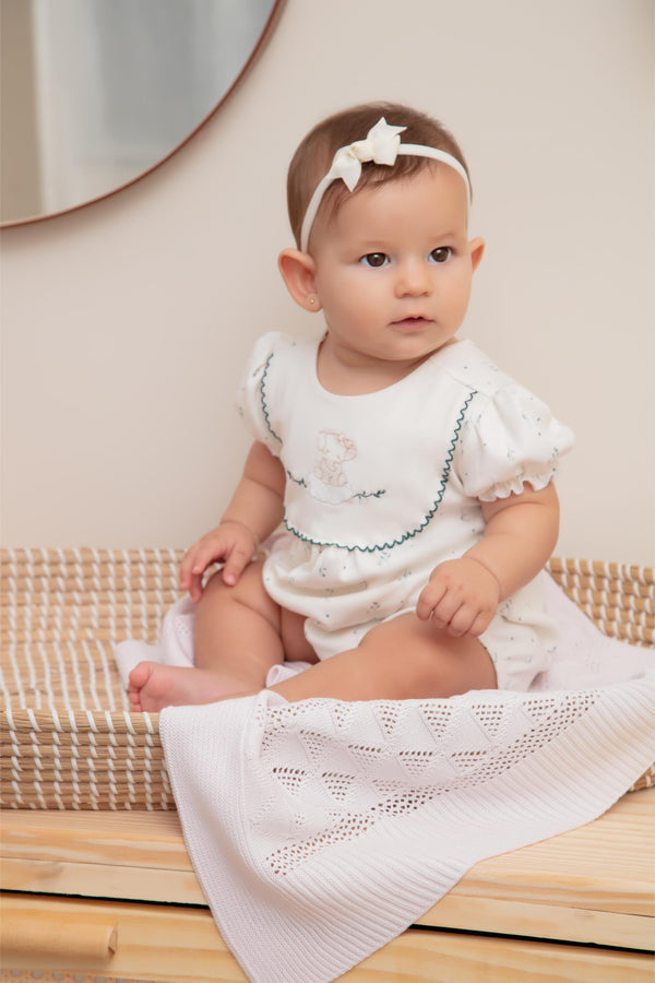 Macacão Curto em Suedine Estampado com Bordado e Detalhe em Picueta Efeito Crochê Letut