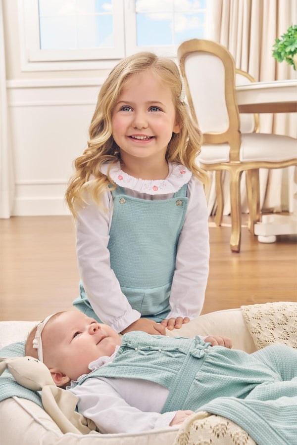 Conjunto Jardineira Malha Trabalhada com Bolsos e Blusa Manga Longa com Gola Bordada