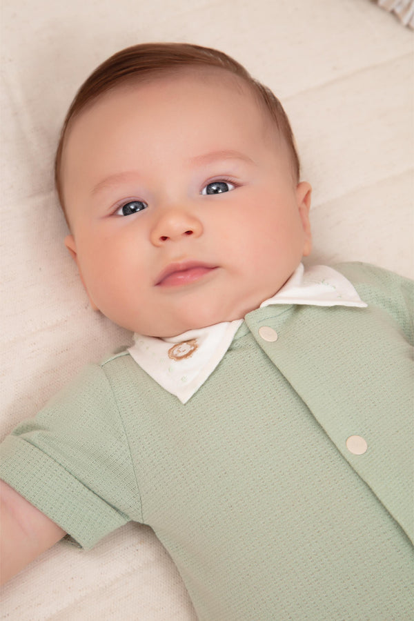 Macacão Curto em Malha Trabalhada Leve com Gola Bordada e Bolsinho Funcional Letut