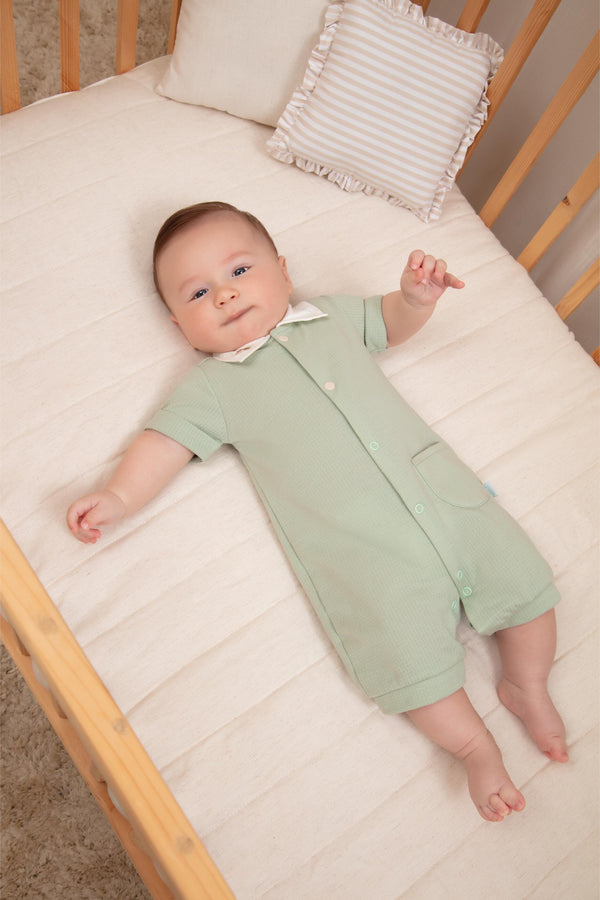 Macacão Curto em Malha Trabalhada Leve com Gola Bordada e Bolsinho Funcional Letut