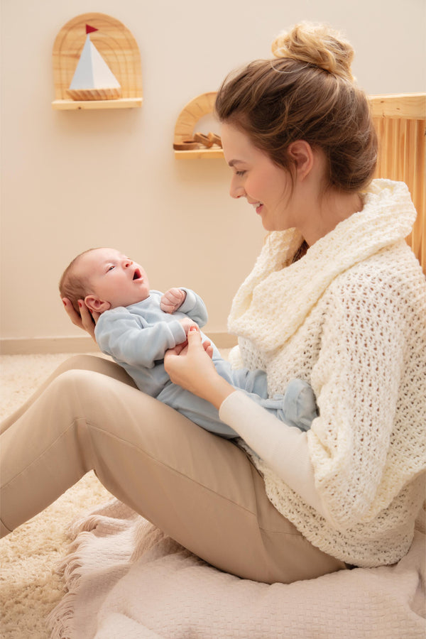 Conjunto Baby Longo Linha Amamentação em Plush Liso com Body de Gola Expansível e Calça com Cós de Elástico Letut