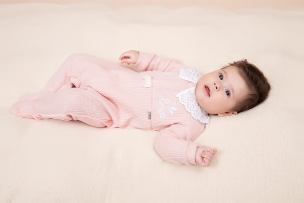 Macacão Longo Malha Knitting Felpada com Bordado, Laço de Veludo e Gola Rendada Paraiso