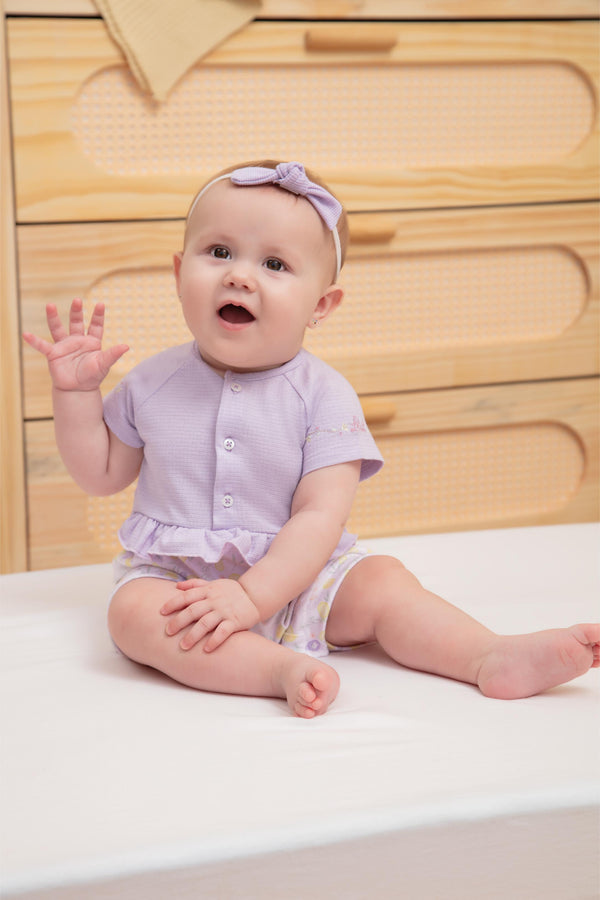 Macacão Curto em Malha Tricô Levíssima Estampada com Babadinho e Bordado Delicado Letut LT17324