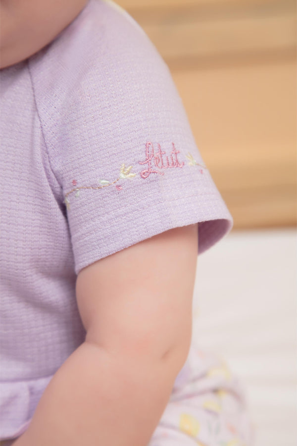 Macacão Curto em Malha Tricô Levíssima Estampada com Babadinho e Bordado Delicado Letut LT17324