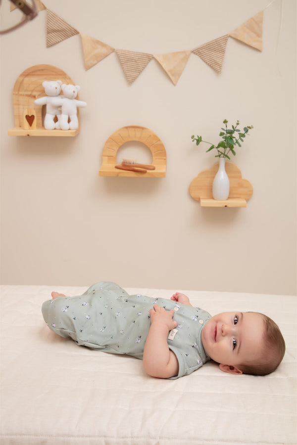 Macacão Curto em Malha Estampada Leve com Bumbum Bordado e Manga Virada Letut