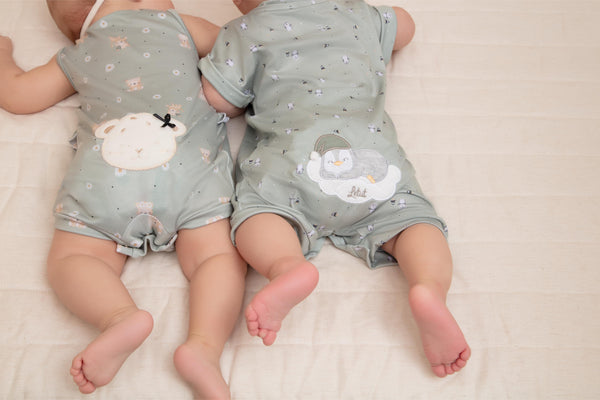 Macacão Curto em Malha Estampada Leve com Bumbum Bordado e Manga Virada Letut