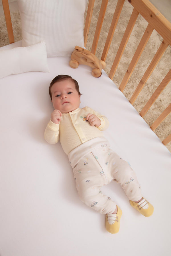 Conjunto Baby Longo de Body em Malha Trabalhada com Calça em Malha Tricô Levíssima Estampada Letut