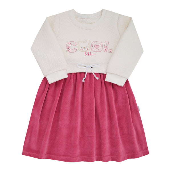 Vestido em Matelassê Trabalhado com Saia em Plush Liso e Detalhe de Cordão Le Bhua