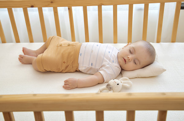 Conjunto Baby Curto com Body Estampado e Shorts em Malha Conforto com Detalhes Bordados e Botão Decorativo Letut