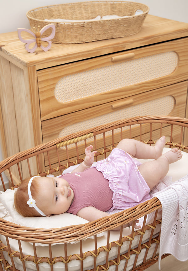 Macacão Curto em Ribana Canelada com Parte Estampada, Bordados Delicados e Laço Decorativo Letut