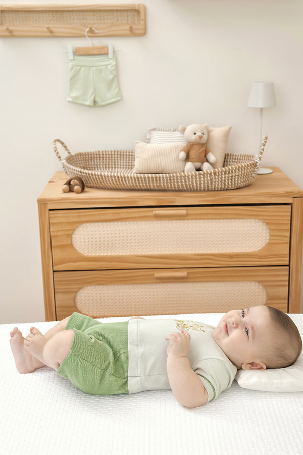 Macacão Curto Bicolor com Parte em Malha Conforto e Parte em Malha Trabalhada com Detalhes Bordados Letut