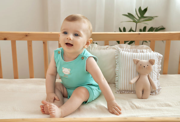 Macacão Curto com Alça Regulável em Malha Conforto com Forro Estampado e Detalhes Bordados Letut.