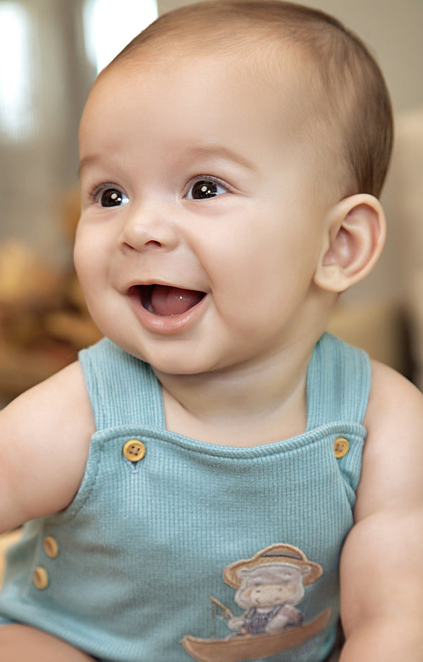 Macacão Curto em Malha Texturizada Quadriculada com Alça Regulável, Bordado e Elástico nas Pernas Letut