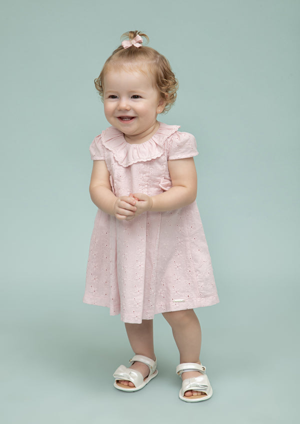 Vestido Broderie com Bordado na Gola e Laços Decorativos Paraiso