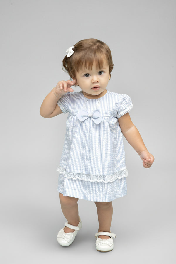 Vestido Anarruga com Bordados e Strass, Contornos Rendados e Laço Decorativo Paraiso