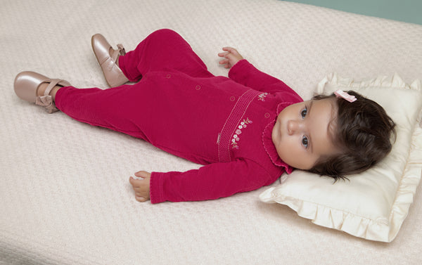 Macacão Longo Linha Presentes com Babado na Gola, Picueta e Bordado Floral Delicado Paraiso