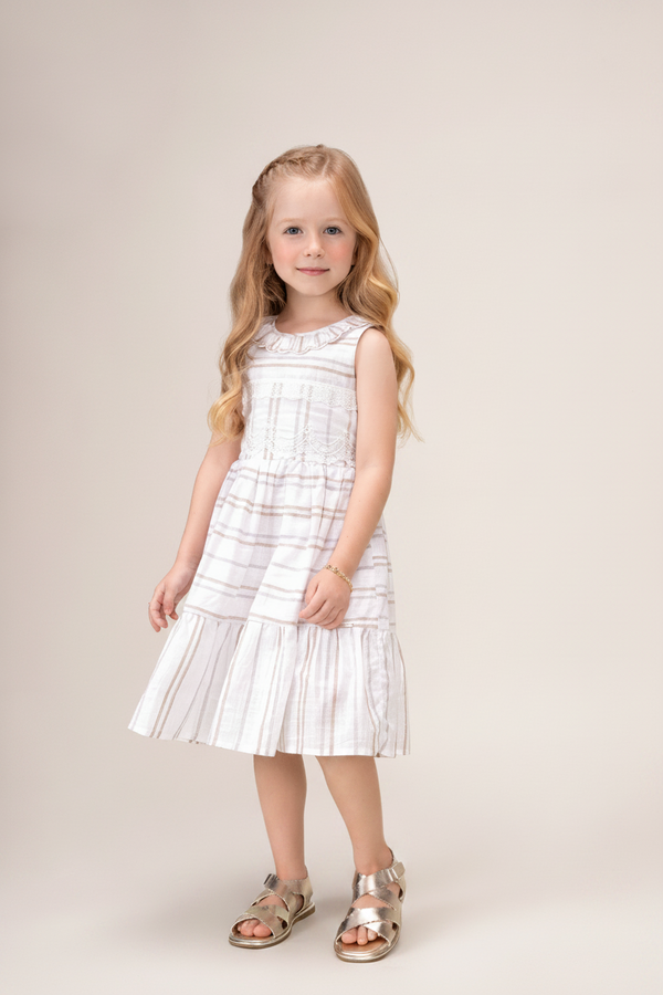 Paraíso Vestido Linha Ceriônia Listrado com Tule Efeito Renda, Bordados Delicados e Elástico nas Costas — Elegante e Confortável