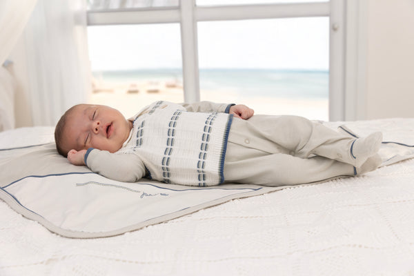 Saída Maternidade Macacão Bordado com Manta Bordada e Colete Tricô Trabalhado Leve Infantil Paraiso 18591