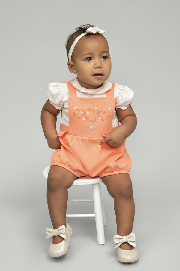 Macacão Curto Efeito Jardineira em Molecotton com Bordados, Picueta nas Mangas e Gola Delicada Paraiso