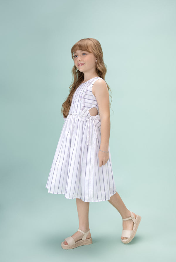 Vestido Tricoline com Bordado Elegante, Recortes Vazados Laterais com Laços Decorativos Paraiso