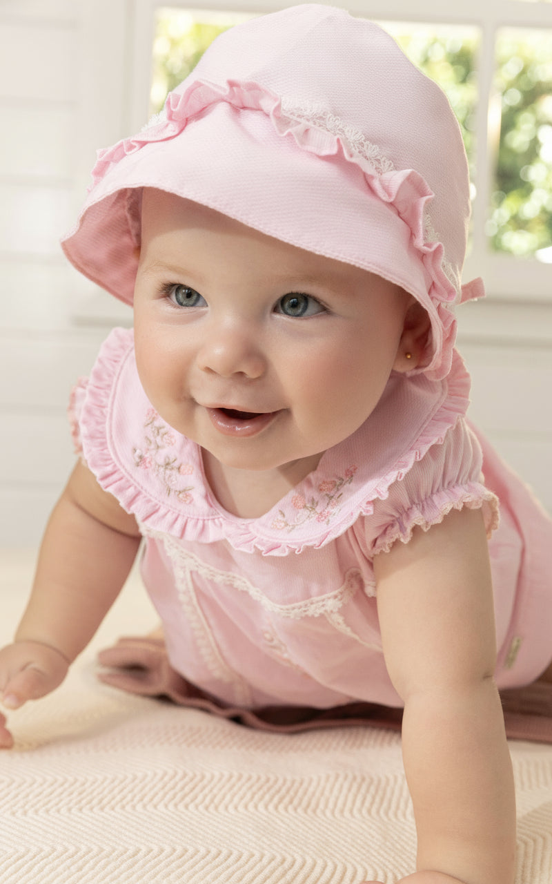 Paraíso Macacão Curto de Tricoline com Bordado, Renda e Chapéu para Bebê — O Look Mais Fofo do Verão - Image 5