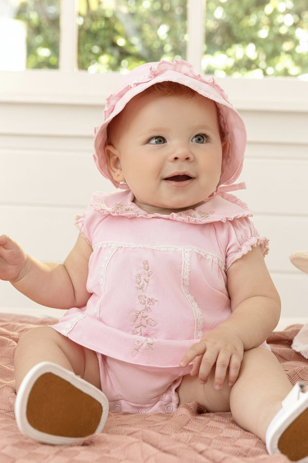 Macacão Curto de Tricoline com Bordado, Renda e Chapéu para Bebê – Paraiso