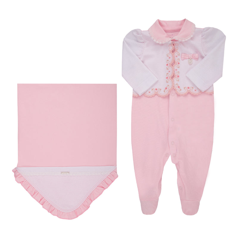 Saída maternidade com macacão bordado e manta com babados, perfeita para receber a bebê com sofisticação e aconchego. - Image 5