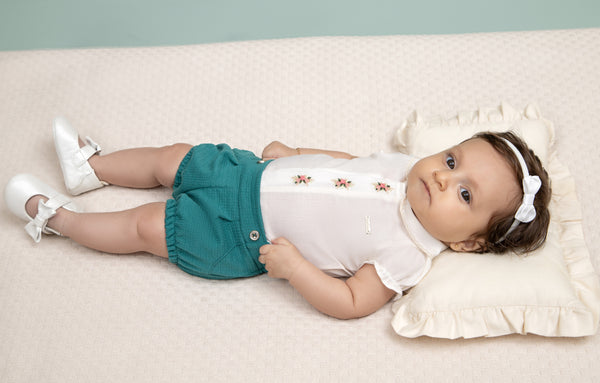 Conjunto Baby Curto Body Cambraia Bordado com Abertura Invisível e Shorts Texturizado com Elástico Paraiso