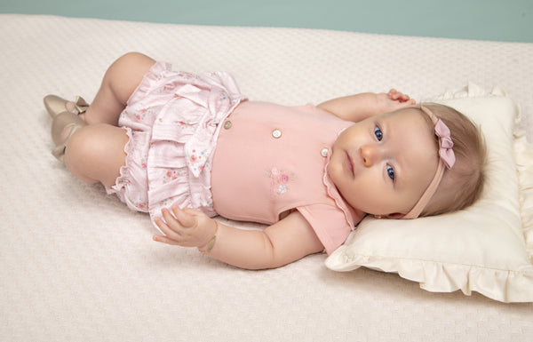 Conjunto Baby Curto Body Meia Manga Bordado com Shorts Estampado, Laço Nozinho e Babadinho Delicado Paraiso