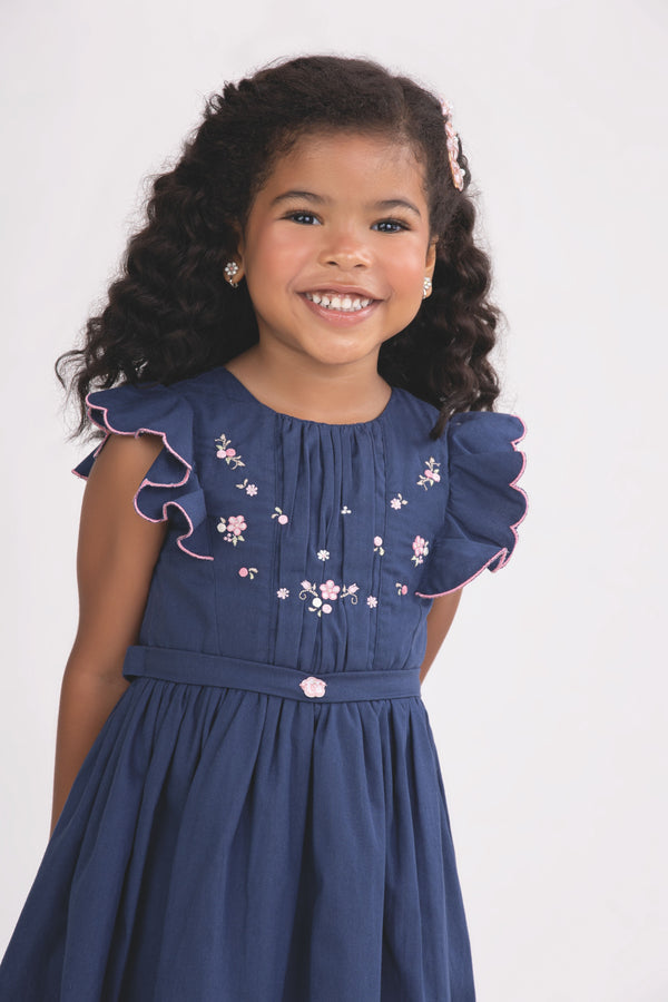 Vestido Infantil Bordado em Tricoline Leve com Mangas Godê e Cinto Embutido Paraiso