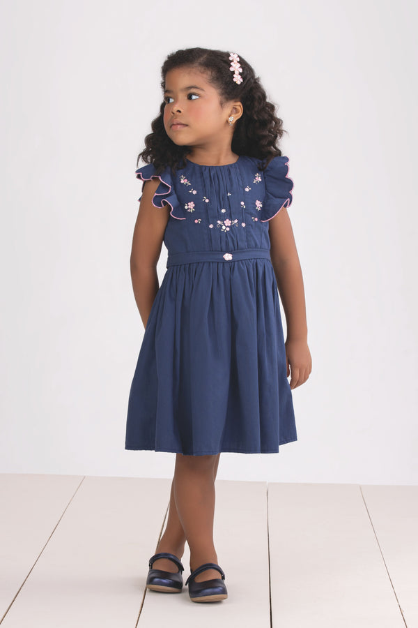 Vestido Infantil Bordado em Tricoline Leve com Mangas Godê e Cinto Embutido Paraiso