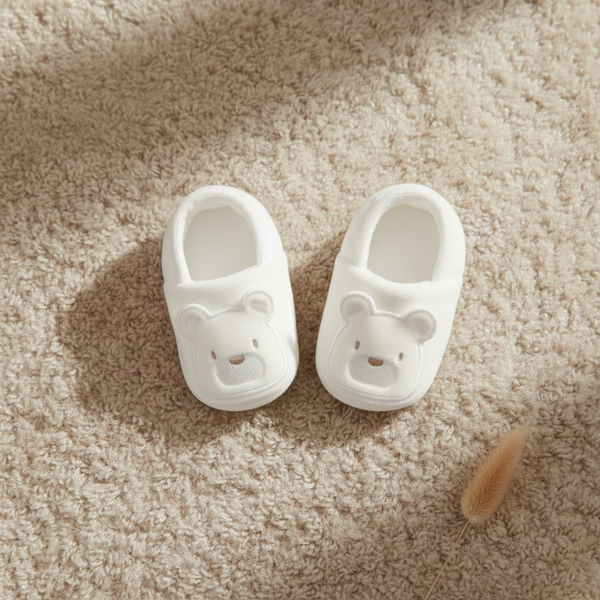 Pantufa Paraiso Plush Poá Unissex com Bordado e Sola Dupla Branco