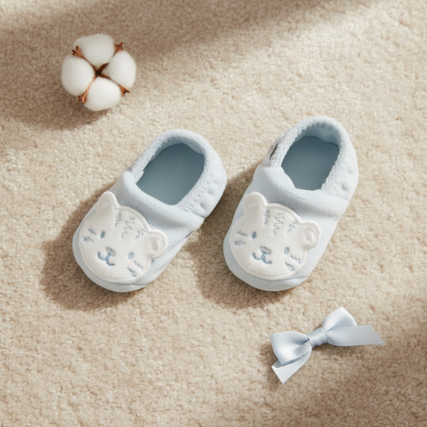 Pantufa Paraiso Plush Poá Unissex com Bordado e Sola Dupla Azul claro