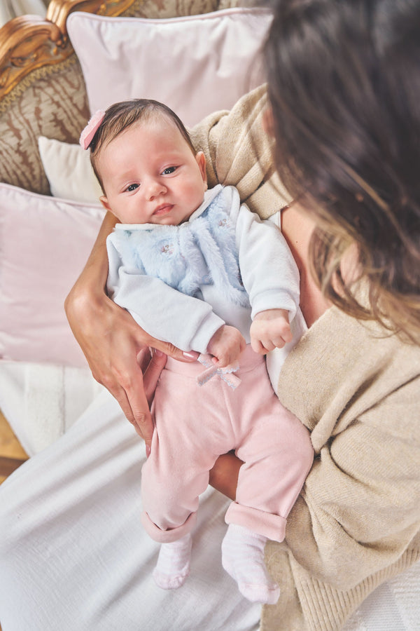 Conjunto Baby Paraíso Plush com Colete de Pelo e Laço com Pérolas