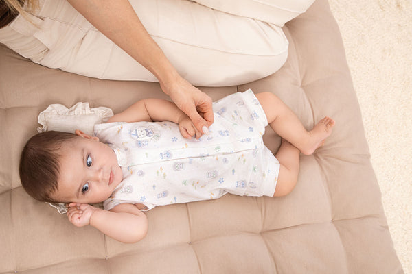 Macacão Curto Bebê Sem Manga Malha Conforto com Estampa e Bolsinho Bordado