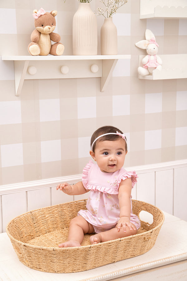 Macacão Curto Bebê Feminino Malha Conforto com Babado Frufru e Bordado